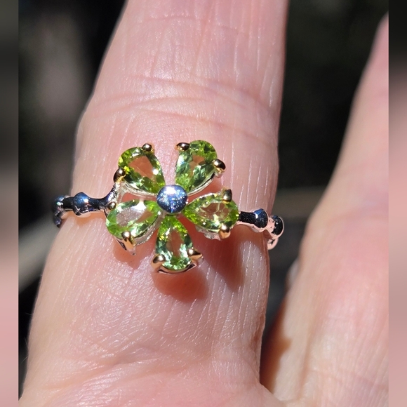 Peridot 5k Sterling Flower Ring Sz8 - Picture 7 of 9
